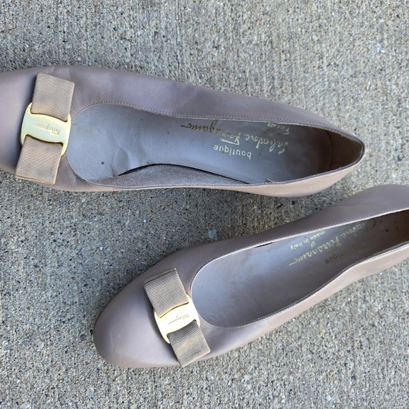 SALVATORE FERRAGAMO Vara Nuetral Leather Gold Bow Low Heels Size 9B - Picture 5 of 17